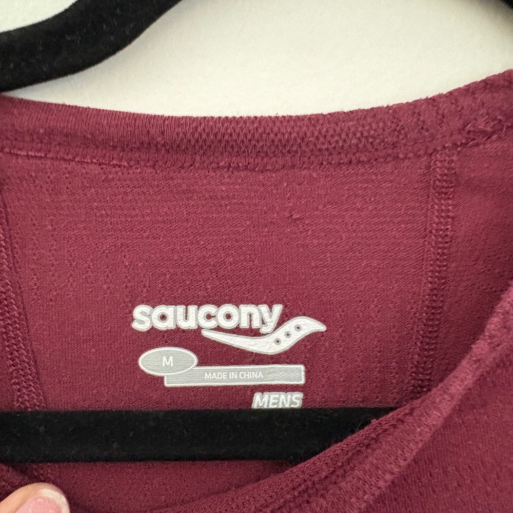 Saucony Mens Long Sleeve Running Shirt‎ Burgundy Maroon Textured Jacquard Medium - Picture 3 of 8